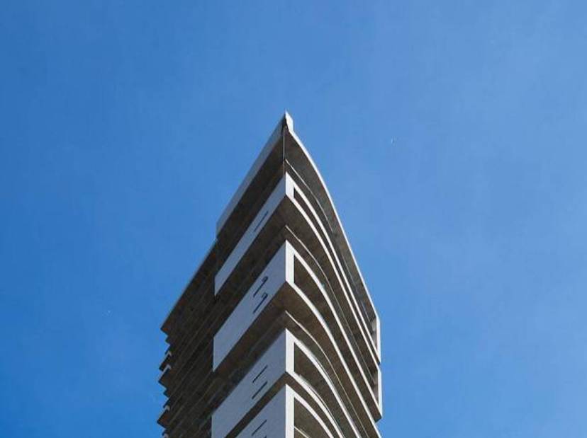 Una moderna torre arquitectónica con un diseño estilizado y múltiples plantas.