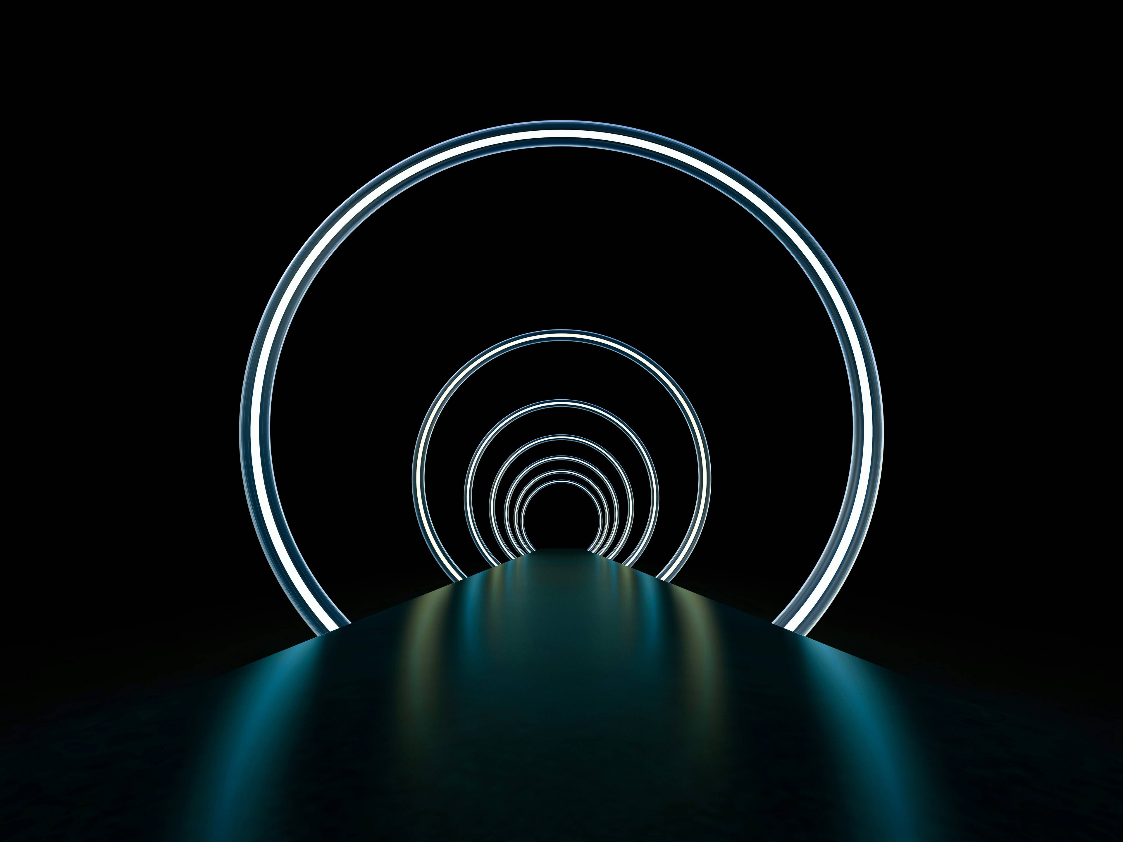 getty-images-cdimeztgyac-unsplash-5ecb9bff-796e-4b3a-8272-0ab3092c8840 Un pasillo oscuro con anillos de luz que crean una atmósfera futurista.