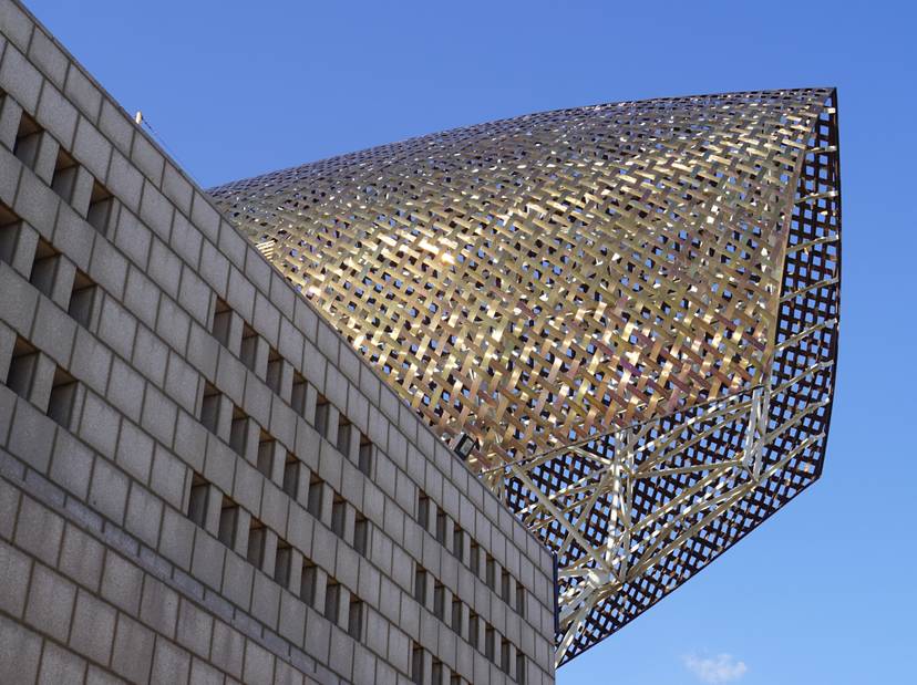 auriane-clement-niea18efozc-unsplash La imagen muestra un edificio moderno con una estructura arquitectónica distintiva en tonos dorados y plateados.