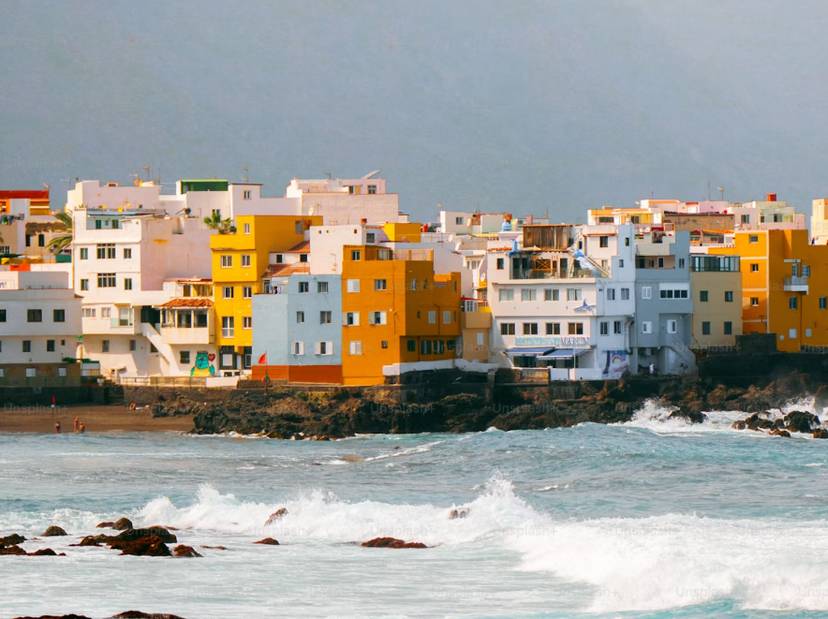 captura-de-pantalla-2025-01-19-174813 Vista de un pueblo costero con edificios coloridos frente al mar agitado.