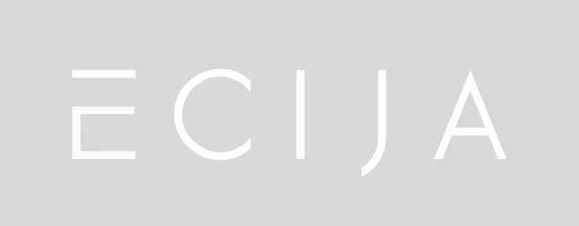 Logotipo minimalista de una empresa con el nombre 'ECIJA'.