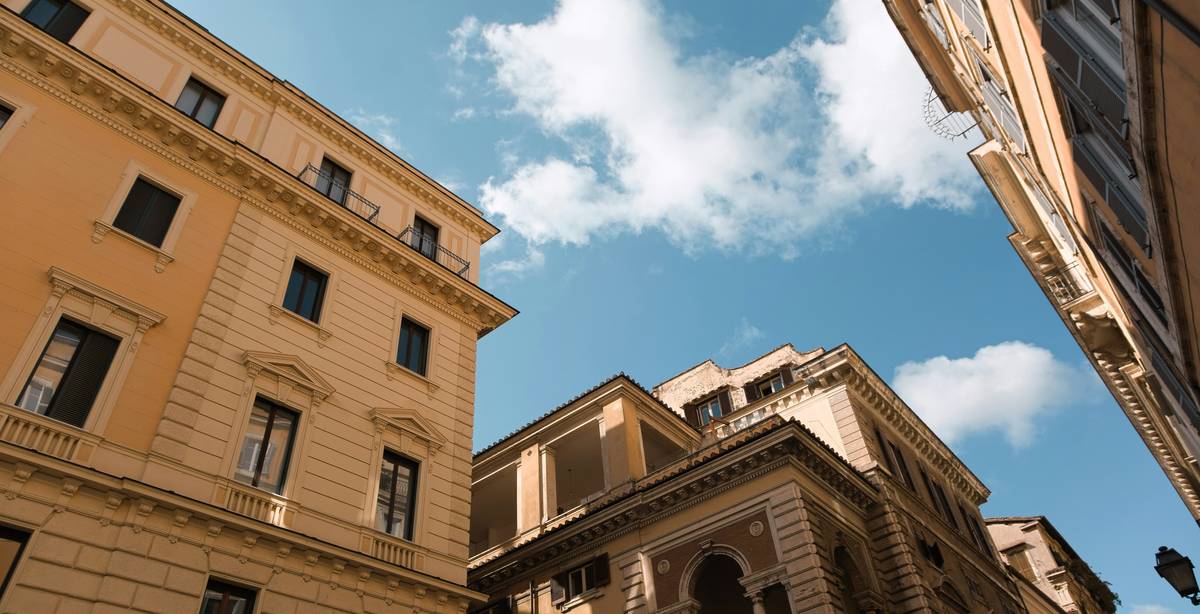 Vista de edificios históricos bajo un cielo azul con nubes.