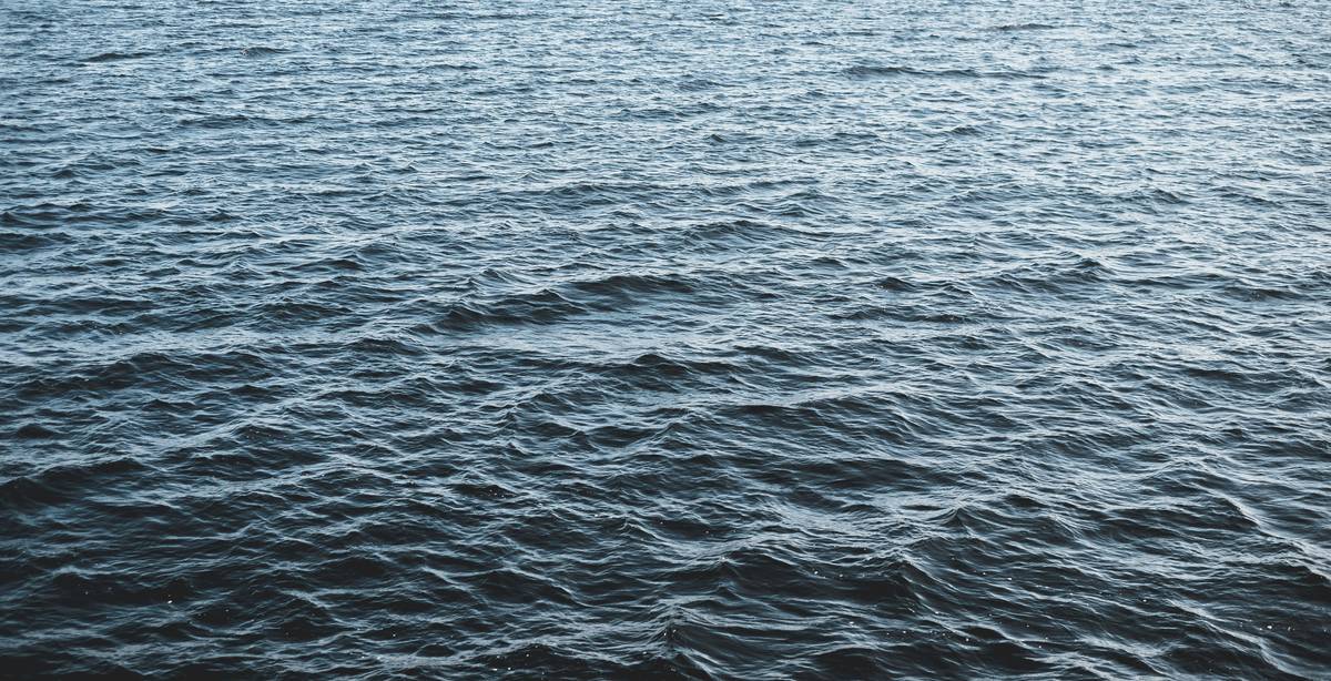 Una vista amplia del agua del mar con suaves ondulaciones.