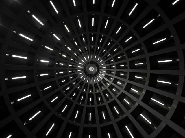 La imagen muestra un patrón circular con luces que emergen de un punto de fuga central.